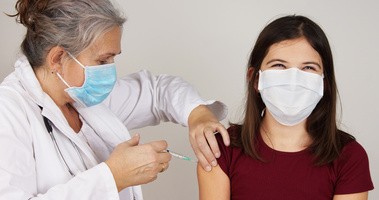 Kobieta szczepiona przeciwko COVID-19