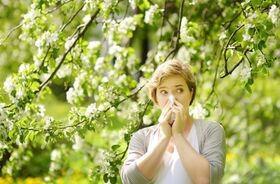 kobieta z alergicznym nieżytem nosa, katar sienny, katar alergiczny
