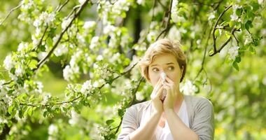 kobieta z alergicznym nieżytem nosa, katar sienny, katar alergiczny