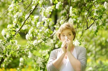 kobieta z alergicznym nieżytem nosa, katar sienny, katar alergiczny