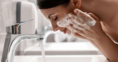 kosmetyki z sls, czy sls szkodzi, sls i sles, kobieta myje twarz nad umywalką