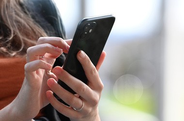 Jak długie korzystanie ze smartfonów wpływa na nasze zdrowie? Czym jest cyfrowy stres?
