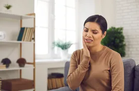 Kobieta cierpiąca na zapalenie miazgi