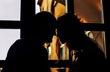 Para patrząca sobie głęboko w oczy. Jak wzbudzić namiętność po latach?