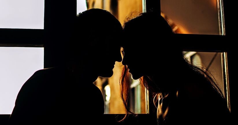 Para patrząca sobie głęboko w oczy. Jak wzbudzić namiętność po latach?