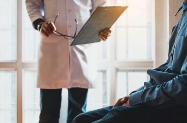 Mężczyzna konsultuje się z lekarzem w sprawie raka jąder. Nowotwór jądra, guz jądra, nowotwór złośliwy jądra.