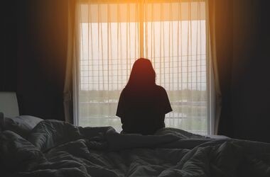 Kobieta z depresją. Różnice genetyczne między kobietami a mężczyznami a depresja - badanie.