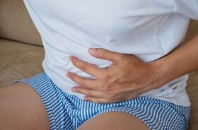 gazy jelitowe, mężczyzna z wzdętym brzuchem, ból brzucha, wzdęcie, co robić z nadmiernymi gazami jelitowymi