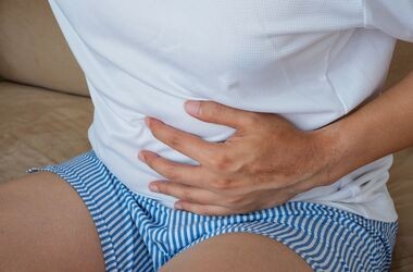 gazy jelitowe, mężczyzna z wzdętym brzuchem, ból brzucha, wzdęcie, co robić z nadmiernymi gazami jelitowymi