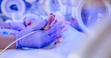 noworodek w inkubatorze