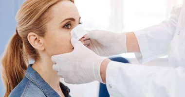 Krzywa przegroda nosowa – objawy, skutki, przebieg operacji przegrody nosowej