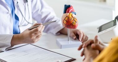 Kardiolog i pacjent przy biurku. Angioplastyka wieńcowa, angioplastyka tętnic.