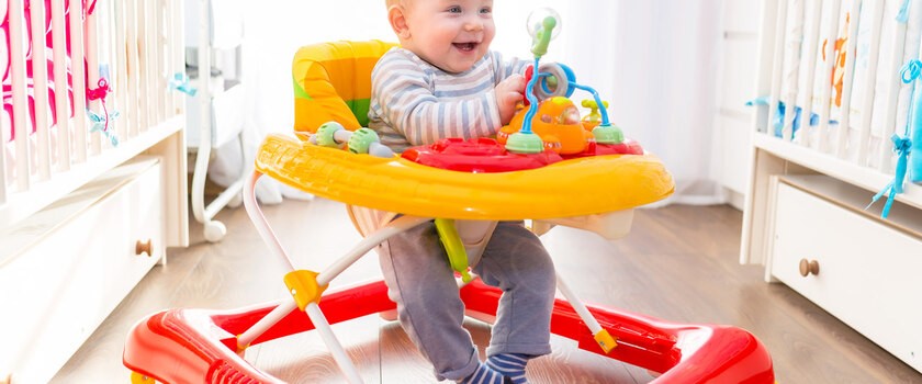Chodzik dla dziecka – jak wpływa na jego rozwój? Zalety i wady korzystania z chodzika okiem fizjoterapeuty