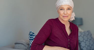Kobieta cierpiąca na raka w chustce