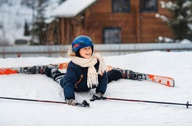 Dziecko na nartach. Apteczka na ferie, apteczka na wyjazd zimowy.