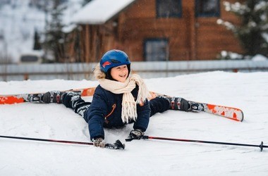 Dziecko na nartach. Apteczka na ferie, apteczka na wyjazd zimowy.