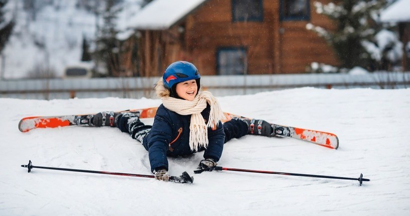 Dziecko na nartach. Apteczka na ferie, apteczka na wyjazd zimowy.