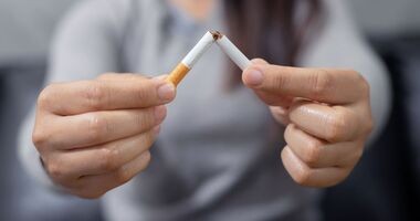 Przełamany papieros w rękach kobiety. Korzyści z rzucenia palenia, dlaczego warto rzucić palenie.