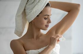 blokery potu, kobieta używająca blokeru potu po kąpieli