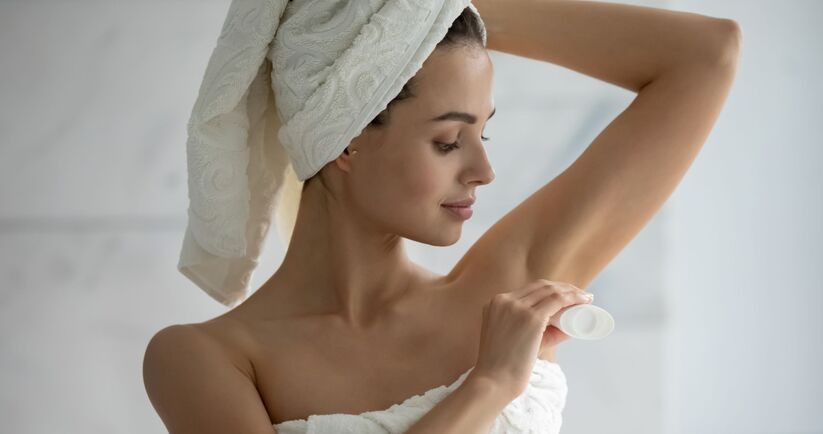 blokery potu, kobieta używająca blokeru potu po kąpieli