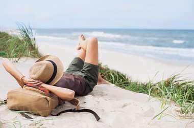 Urlopowicz leży na plaży i wypoczywa