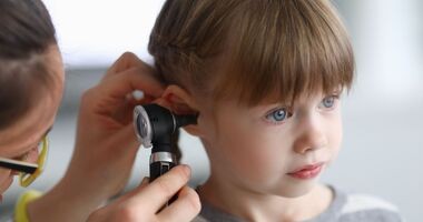 dziecko z zapaleniem ucha podczas badania, zapalenie ucha u dzieci, zapalenie ucha środkowego u dziecka, zapalenie uszu u dzieci