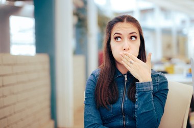 Czkawka – przyczyny. Czy może być objawem COVID-19?