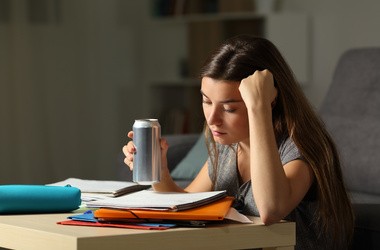 Napoje energetyczne – co zawierają energetyki i jak wpływają na nasze zdrowie?