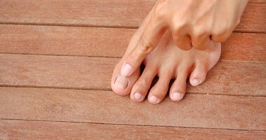 Grzybica paznokci – przyczyny, objawy, leki bez recepty. Domowe sposoby na grzybicę paznokci