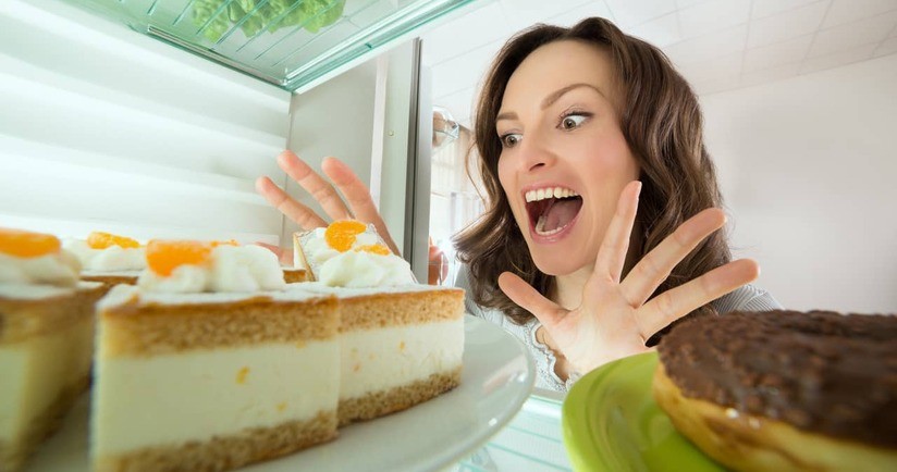 kobieta zagląda do lodówki