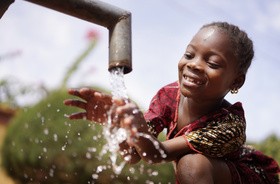 Dziecko zagrożone cholerą pije wodę z kranu
