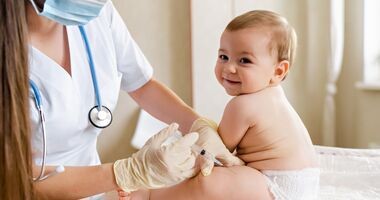 niemowlę podczas szczepienia na meningokoki, szczepienie przeciwko meningokokom, szczepionka przeciw meningokokom, kiedy szczepić na meningokoki