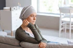 gorączka neutropeniczna, neutropenia, gorączka po chemioterapii, kobieta po chemioterapii w chustce na głowie