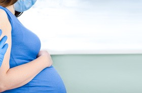 Szczepienia w ciąży (COVID-19, grypa, krztusiec) – jakie szczepionki można podać ciężarnej?