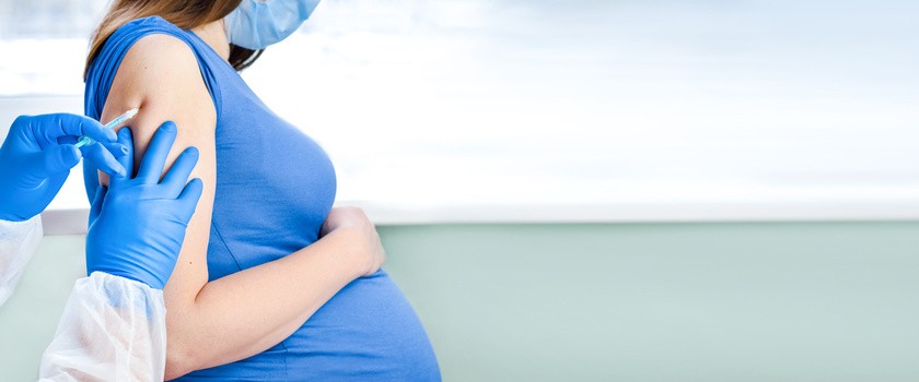 Szczepienia w ciąży (COVID-19, grypa, krztusiec) – jakie szczepionki można podać ciężarnej?