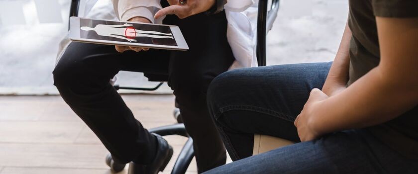 Mężczyzna konsultuje się z lekarzem w sprawie raka jąder. Nowotwór jądra, guz jądra, nowotwór złośliwy jądra.