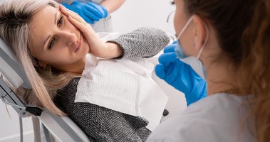 Pęknięty ząb – co robić, jak się leczy?