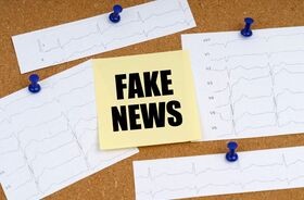 karteczka z napisem "fake news" na tablicy korkowej, jak się chronić przed dezinformacją medyczną