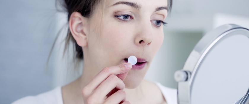 Opryszczka – przyczyny, objawy, leczenie opryszczki wargowej. Tabletki i maści na opryszczkę na ustach bez recepty
