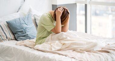 Kobieta cierpiąca na ból z tyłu głowy, ból głowy z tyłu, ból głowy i karku, ból potylicy.