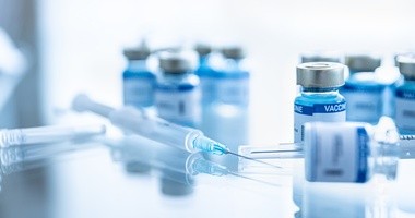 Ampułki ze szczepionką na COVID-19, niebieska poświata