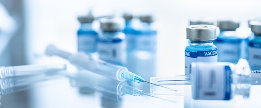 Ampułki ze szczepionką na COVID-19, niebieska poświata