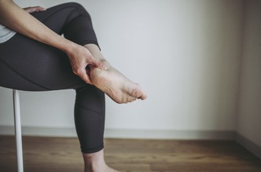 Pięta Haglunda – przyczyny, objawy, diagnostyka, leczenie jałowej martwicy kości piętowej. Fizjoterapia w chorobie Haglunda