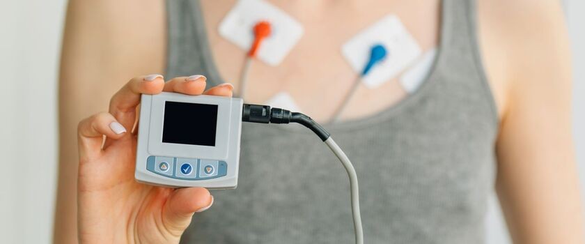 Osoba z zalożonym holterem. Bradykardia, objawy bradykardii, diagnostyka bradykardii.