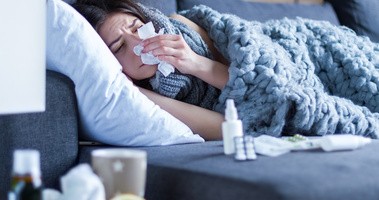 chora na grypę kobieta leży w lóżku