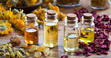 Naturalne olejki do twarzy – jak ich używać?