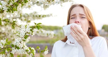 kobieta cierpiąca na katar alergiczny