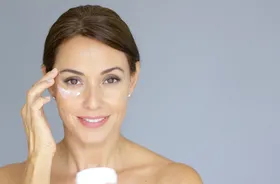 Krem pod oczy — jaki i kiedy stosować?