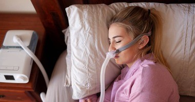kobieta śpiąca z aparatem CPAP