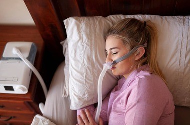 kobieta śpiąca z aparatem CPAP